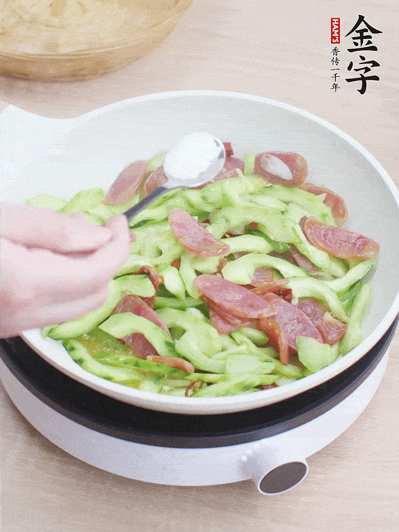 淋點(diǎn)開水，半勺白糖、1勺生抽調(diào)味。