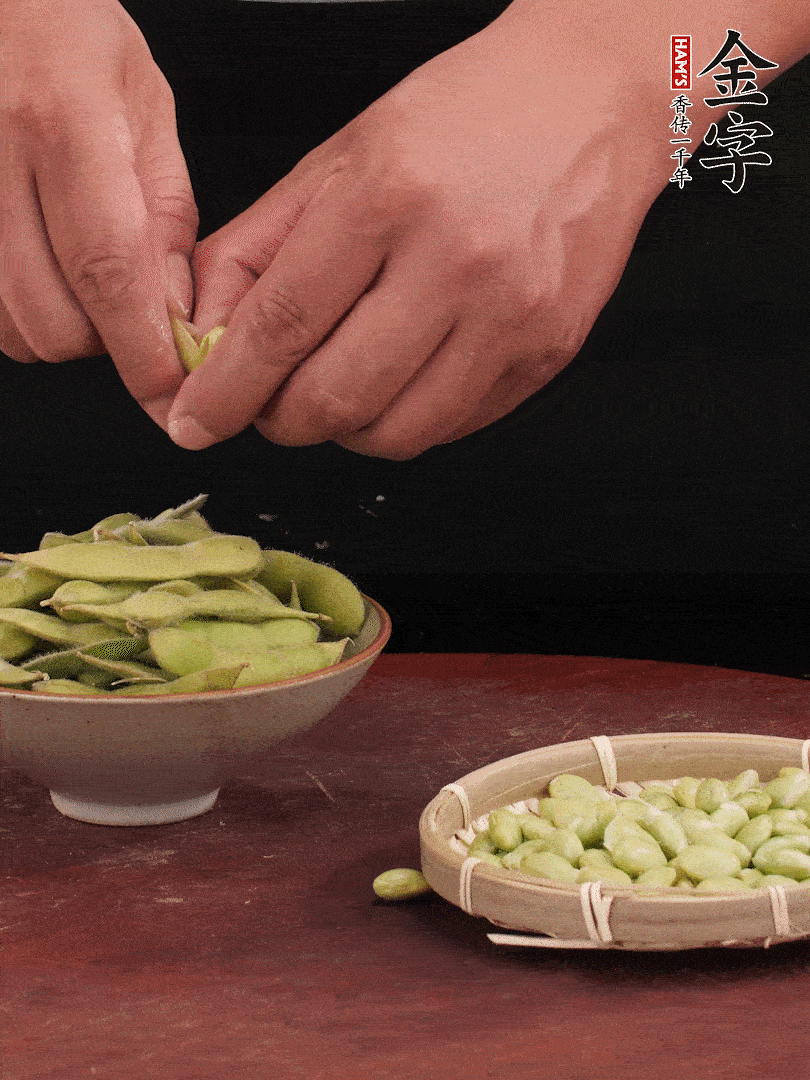 新鮮毛豆剝殼。