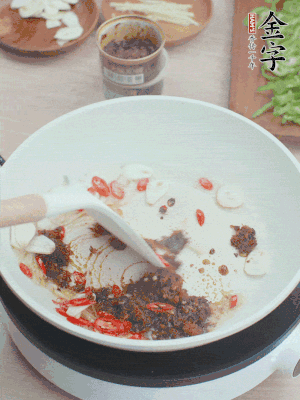 熱鍋涼油，姜蒜、辣椒、金字火腿xo醬炒香。