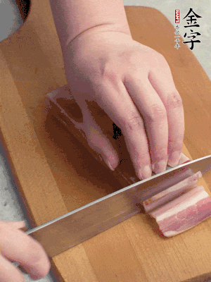 百合切去頭尾，分開洗凈;咸肉切薄片。