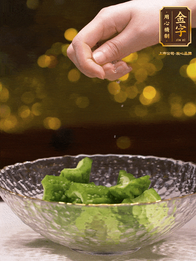 處理好的苦瓜切段（5cm），加點(diǎn)鹽鹽腌一下，去除一下苦味